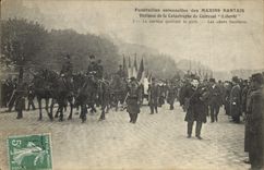 CPA Mort Funerailles des marins nantais Cuirasse liberte le cortege quittant la gare Les chars funebres