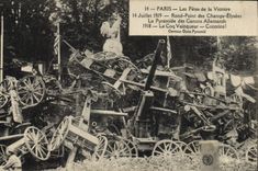 CPA Coq Paris Fetes de la Victoire 14 juillet 1919 Rond Point des Champs Elysees la pyramide des Canons allemands 
