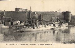 CPA Bateau Brest le chateau et le Guichen Croiseur protege