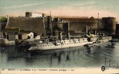 CPA Bateau Brest Le chateau et le Guichen Croiseur protege