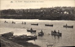 CPA Peche Pecheur Vichy Barques de peche sur l'Allier