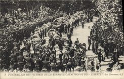 CPA Funerailles des victimes de la terrible catastrophe du Liberte Les couronnes