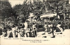 CPA Funerailles des victimes du Liberte Le clerge au cortege