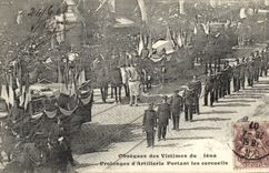 CPA Obseques des victimes du Iena Prolonges d'artillerie portant les cercueils