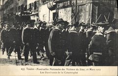 CPA Toulon Funerailles nationales des victimes du Iena Les survivants de la catastrophe