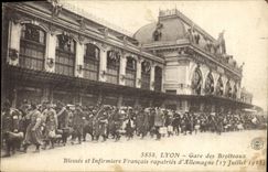 CPA Sante Militaria Lyon Gare des Brotteaux Blesses et Infirmiers francais rapatries d'Allemagne 