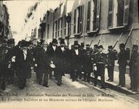 CPA Toulon Funerailles nationales des victimes du Iena Le president Fallieres et les ministres sortant de l'hopital maritime 