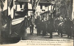 CPA Toulon Funerailles nationales des victimes du Iena Le ministe de la amrine remet la Croix d'honneur au President Fallieres qui la place sur le cercueil de l'enseigne Roux 