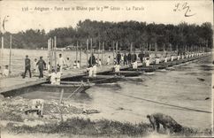 CPA Militaria Avignon Pont sur le Rhone pas le 7eme Genie La parade