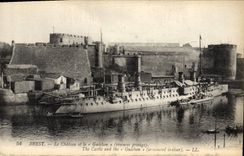 CPA Bateau Brest Le chateau et la Guichen Croiseur protege