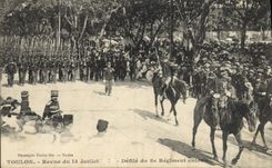 CPA Mort Toulon Revue du 14 juillet Defile du 8eme regiment colonial