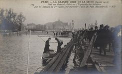 CPA Militaria Paris La Grande Crue de la Seine Janvier 1910 Pont sur chevalets etabli sur l'esplanade des Invalides 