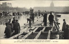 CPA Militaria Paris Crue de la Seine Etablissement d'une passerelle sur chevalets par les sapeurs du 2eme Genie a l'esplanade des Invalides 