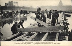 CPA Militaria Paris Crue de la Seine Etablissement d'une passerelle sur chevalets par les sapeurs du 2eme Genie a l'esplanade des Invalides 