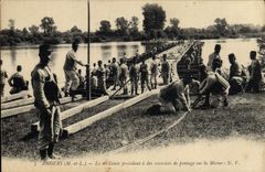 CPA Militaria Angers Le 6eme Genie procedant a des exercices de pontage sur la Maine 