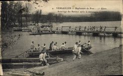 CPA Militaria Versailles Repliement du pont 1er Genie Amarrage des bateaux apres la manoeuvre 