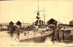 CPA Bateau Arsenal de Cherbourg Le Henri IV et les chantiers de construction 