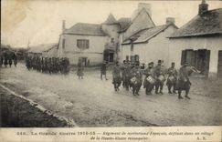 CPA Alsace Militaria Regiment de territoriaux Francais defilant dans un village de la Haute Alsace reconquise