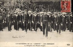 CPA Catastrophe de la Liberte Les obseques La delegation des matelots anglais