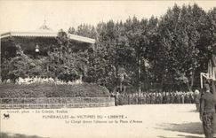 Vintage Postcard Funerailles of the victims of Freedom the clergy gives exonerated on the place Of weapon
