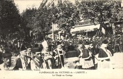 CPA Funerailles des victimes du Liberte Le clerge du cortege