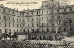 CPA Militaria Avignon Caserne du 7eme Genie Cour de la Republique Rassemblement dans la Cour d'honneur avant le depart pour le front