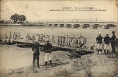 CPA Militaria Avignon Travaux du 7eme Genie Construction d'un pont par bateaux successifs sur la Durance