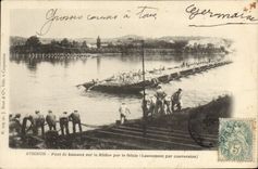 CPA Militaria Avignon Pont de bateaux sur le Rhone par le Genie Lancement par conversion