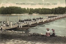 CPA Militaria Avignon Pont de bateaux sur le Rhone par le 7eme Genie La parade
