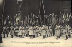 CPA Funerailles du Marechal Foch Les glorieux drapeaux de l'armee francaise