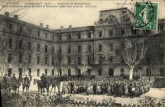 Postal Militaria Aviñón Cuartel de la 7.o Ingeniería Curso de la República Reunión en el tribunal de honor para una marcha militar