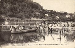CPA Militaria Besancon Manoeuvre des pontonniers sur le Doubs