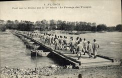 CPA Militaria Avignon Pont sur le Rhone par le 7eme Genie Le passage des troupes