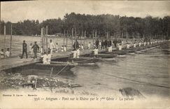 CPA Militaria Avignon Pont sur le Rhone par le 7eme Genie La parade