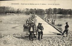 CPA Militaria Avignon Pont sur le Rhone par le 7eme Genie Avant la parade