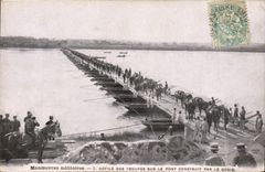CPA Militaria Defile des troupes sur le pont construit par le Genie