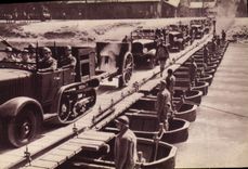 CPA Militaria Pont de bateaux 