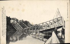 CPA Militaria Creil Le grand pont metallique detruit par le Genie Francais a l'approche des Allemands 