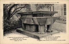 CPA Poitiers Musee de Chievres les restes du tombeau de Rochechouart 