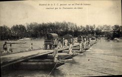CPA Militaria Materiel de la SC passant sur un pont de bateaux construit par les Pontonniers du Genie