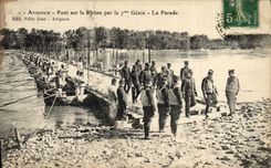CPA Militaria Avignon Pont sur le Rhone par le 7eme Genie La parade