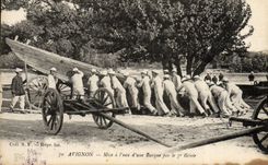 CPA Militaria Avignon Mise a l'eau d'une barque par le 7eme Genie 