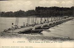 CPA Militaria Avignon Pont de bateaux sur le Rhone par le 7eme Genie