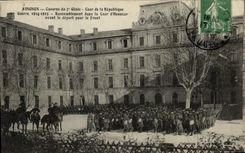 CPA Militaria Avignon Caserne du 7eme Genie Cour de la Republique Rassemblement dans la Cour d'honneur avant le depart pour le front