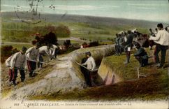 CPA Militaria Soldats du Genie creusant une tranchee abri