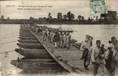 CPA Militaria Angers Manoeuvres sur la Loire par le Genie Defile en tenue de travail 