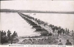 CPA Militaria Defile des troupes sur le pont construit par le genie