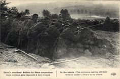 CPA Militaria Dans la tranchee Soldats du Genie suspendant leurs travaux pour repondre a une attaque