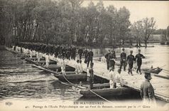 Postal Militaria Paso de la Escuela Politécnica sobre un puente de barcos construye por la 1.o Ingeniería