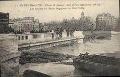CPA Militaria Paris Inonde 28 janvier 1910 Les soldats du Genie degageant le Pont Sully